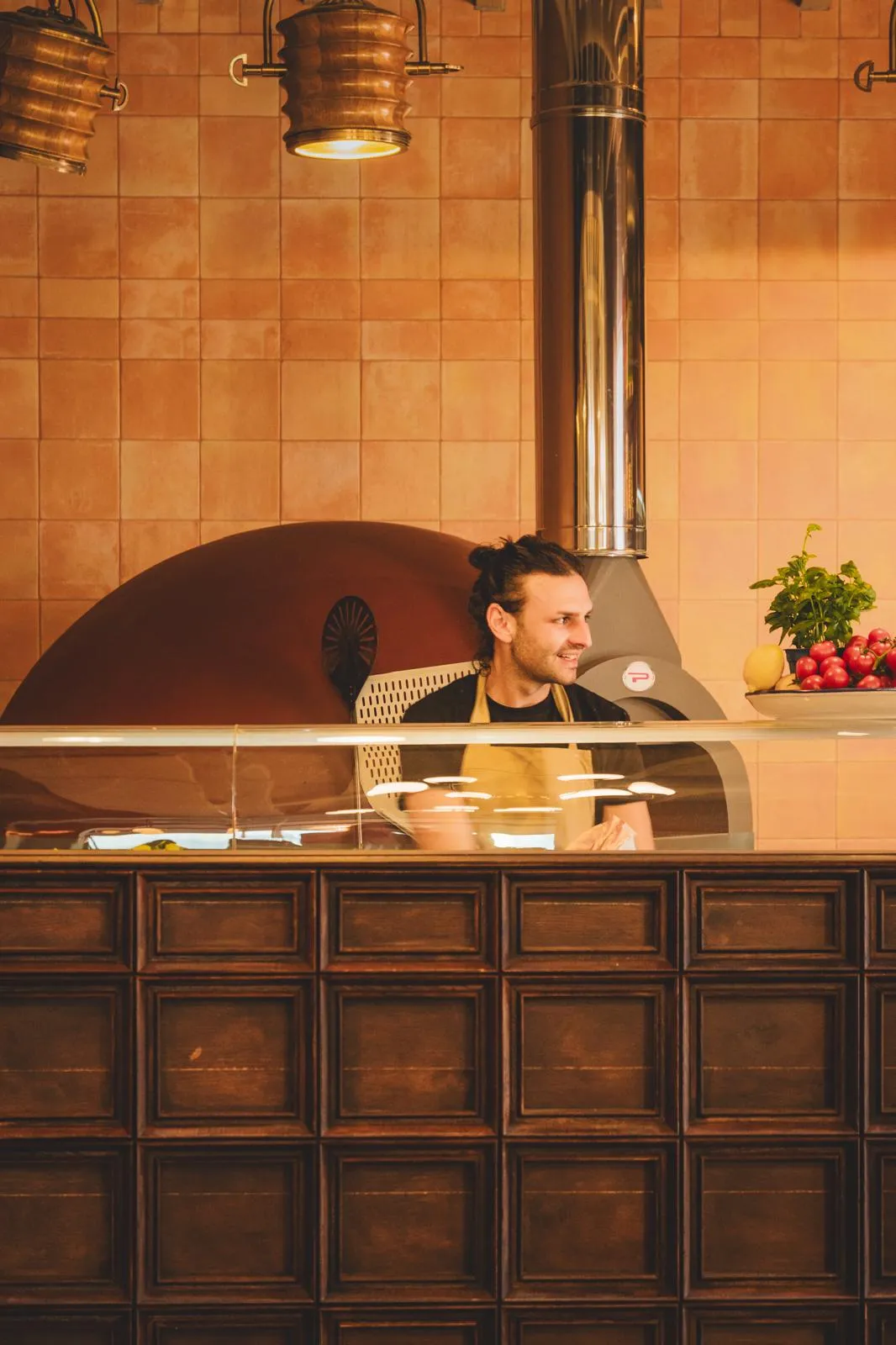 Ciccio davanti alla sua prima pizzeria