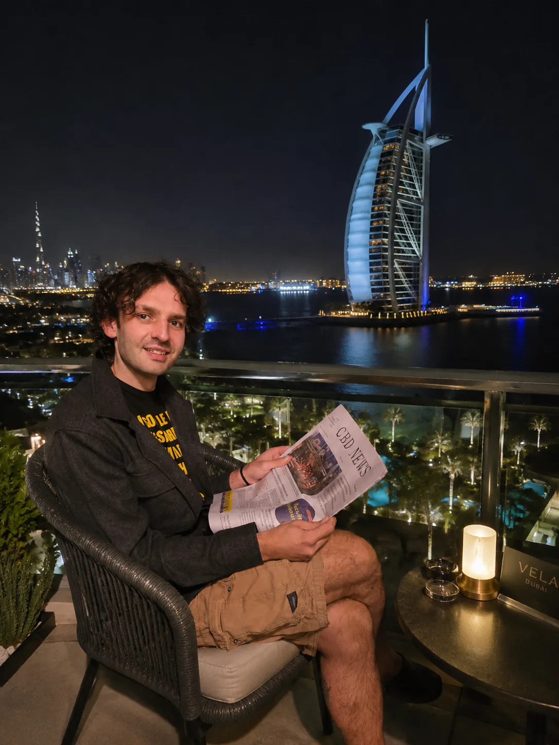 Ciccio che legge il giornale in barca